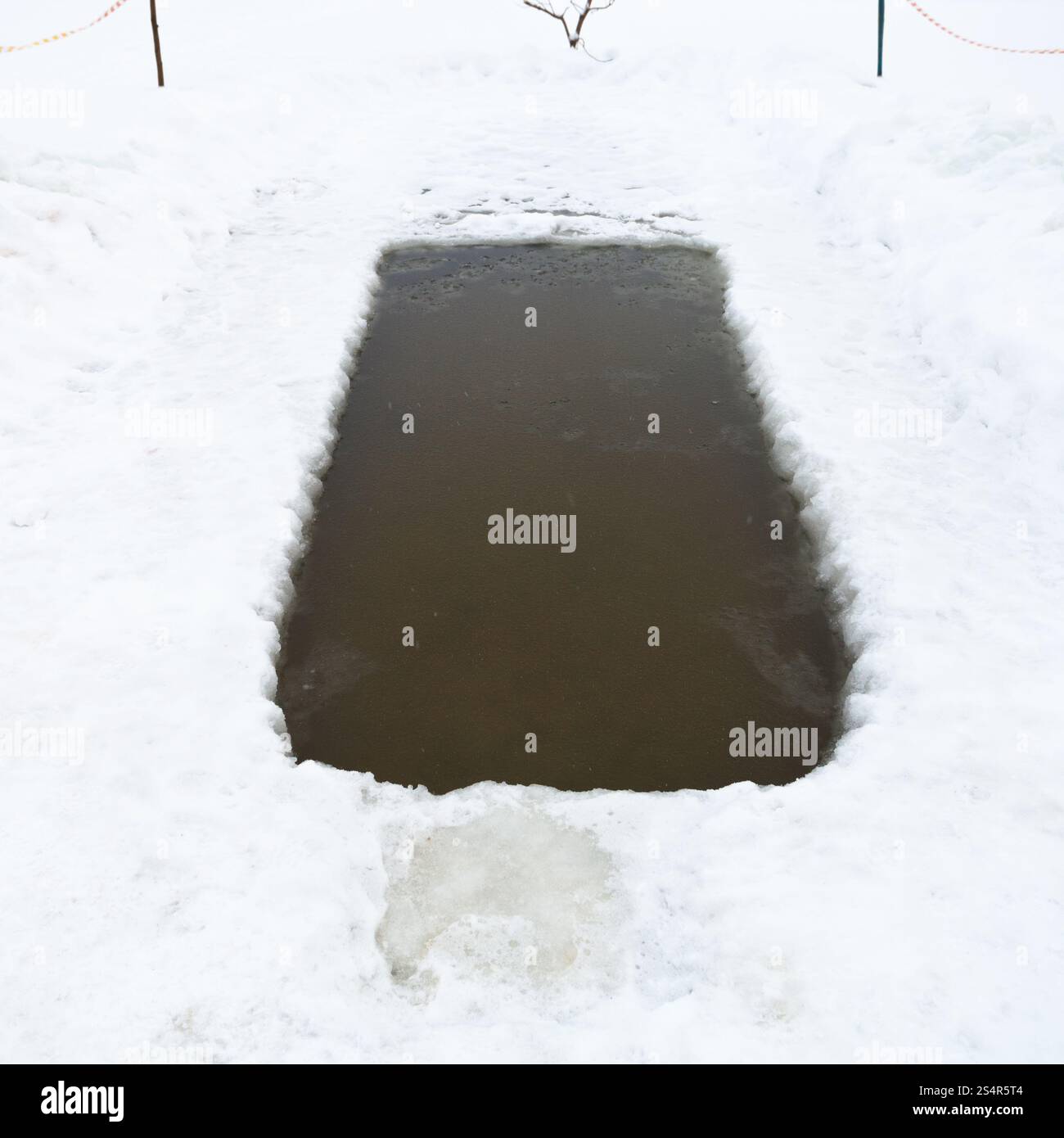 Foro di ghiaccio con acqua congelata nel lago nel giorno di inverno Foto Stock