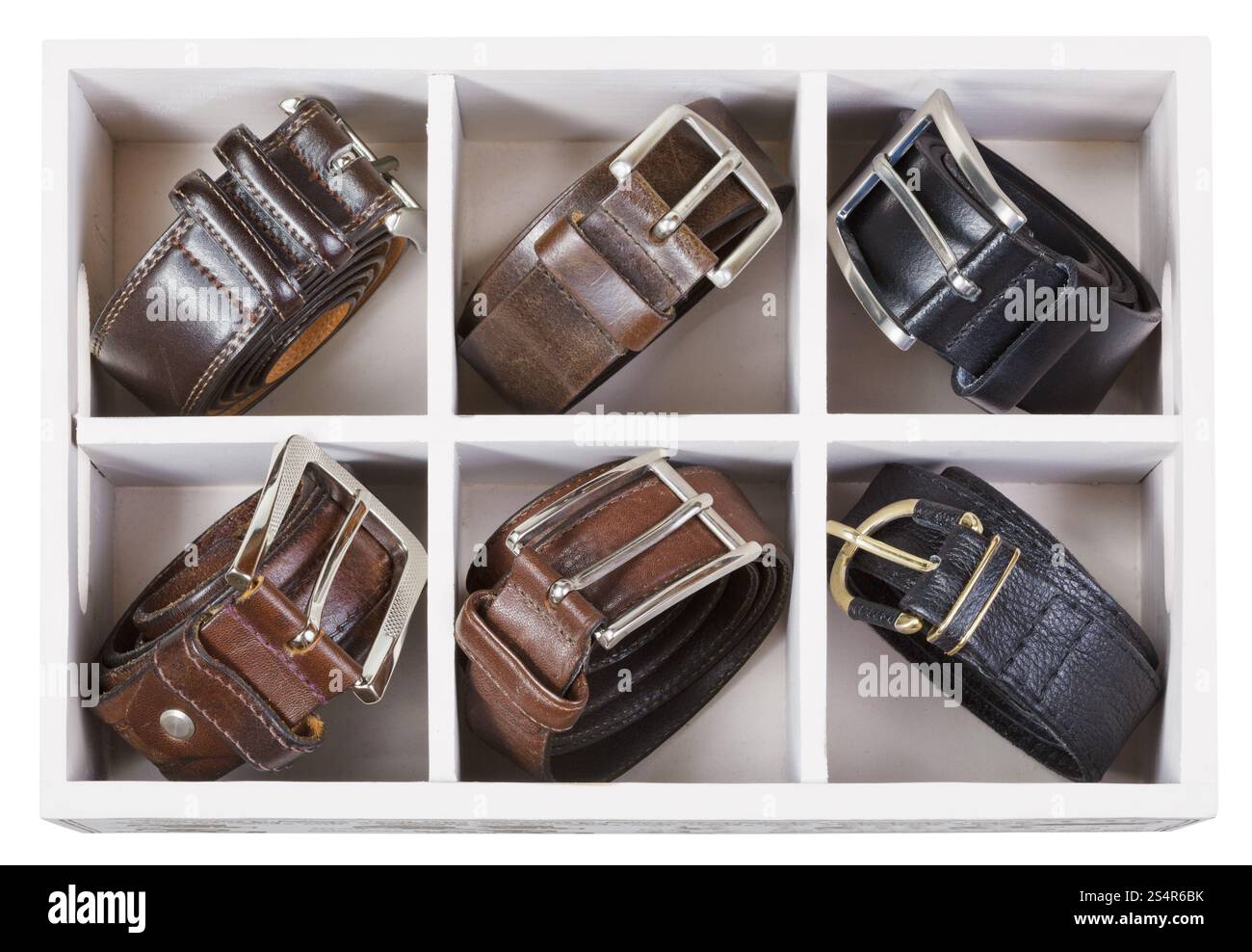 Vista superiore della scatola di archiviazione con cinghie di cuoio isolati su sfondo bianco Foto Stock