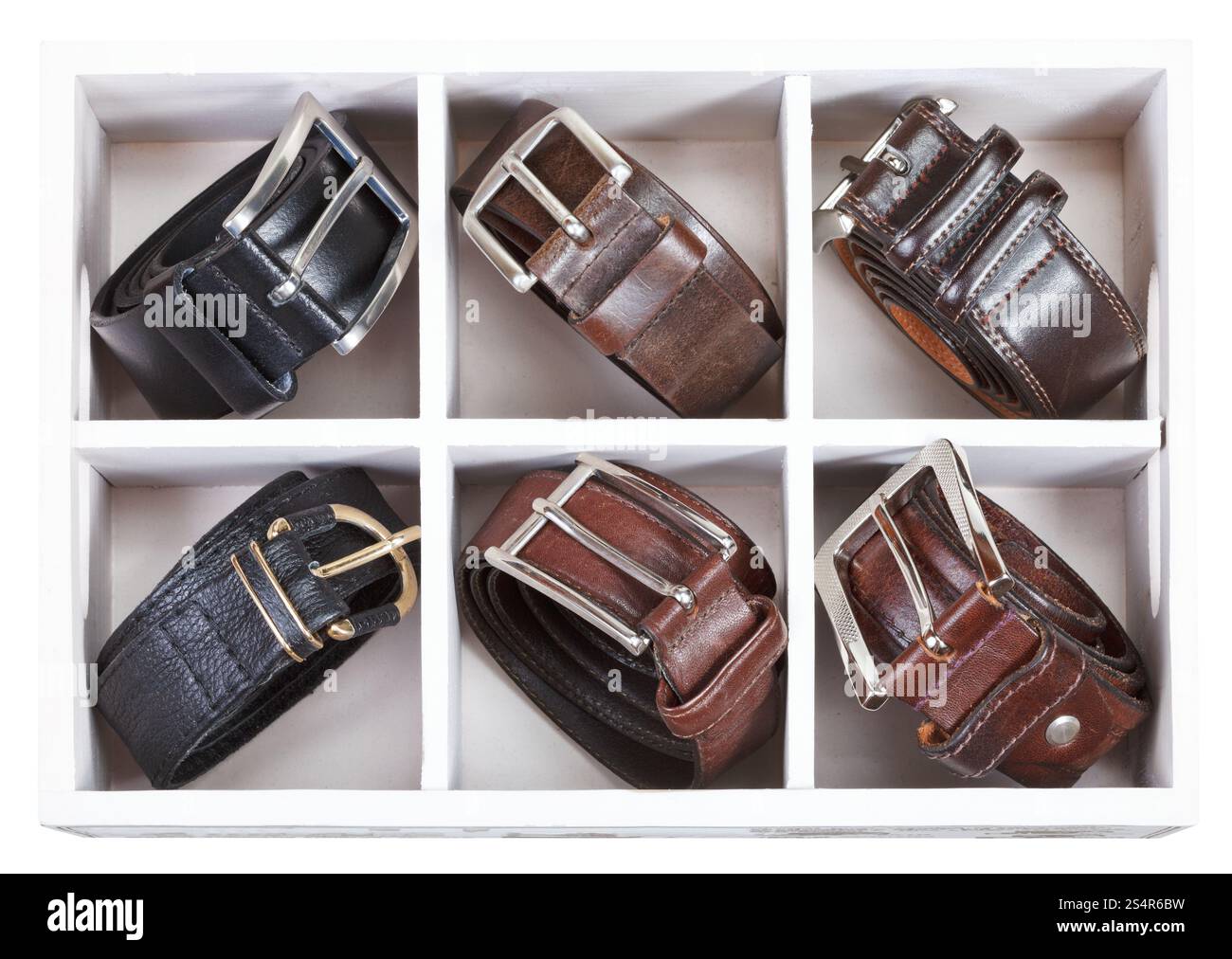 Cinghie di cuoio in legno scatola di archiviazione isolata su sfondo bianco Foto Stock