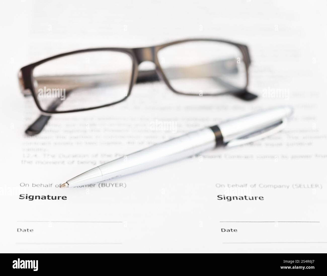 Penna in argento e degli occhiali sulla pagina della firma del contratto di vendita Foto Stock