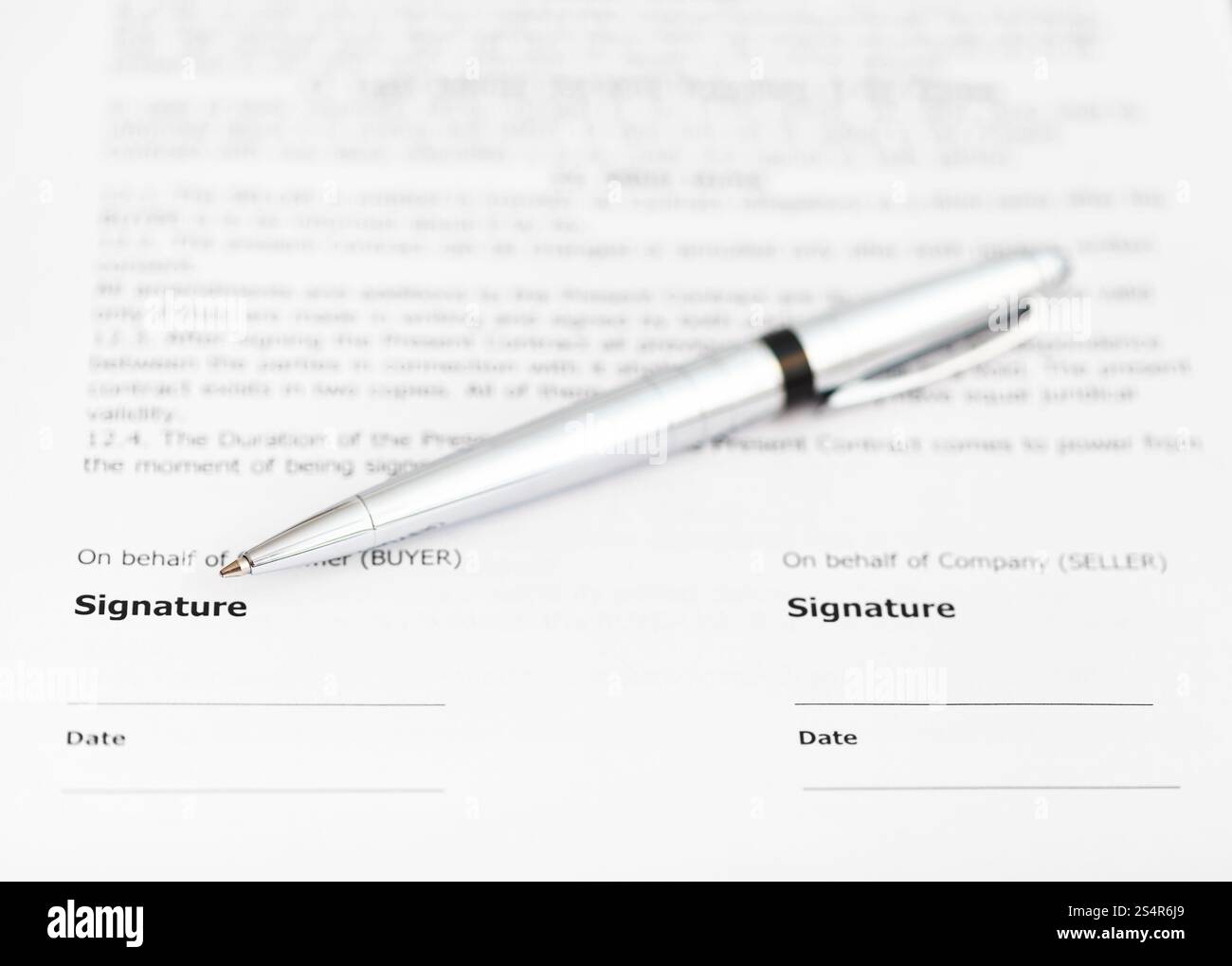 Penna argento sulla pagina della firma del contratto di vendita Foto Stock