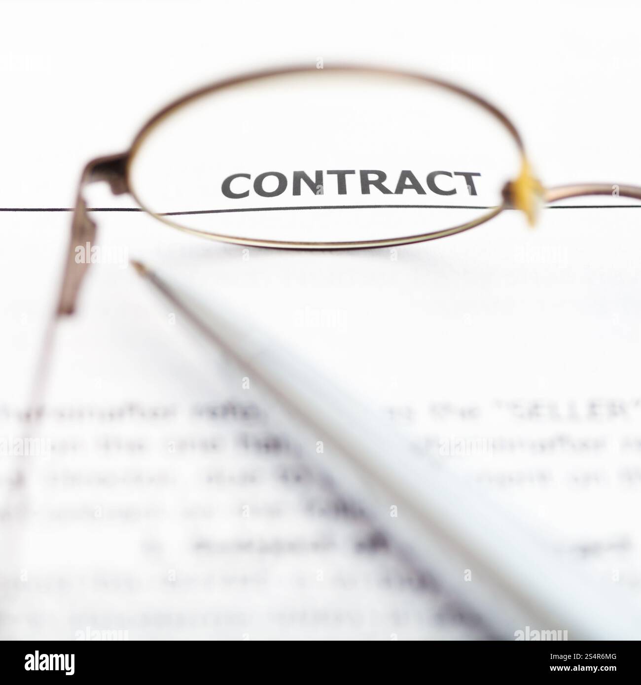 Vista del contratto di vendita attraverso occhiali da vicino Foto Stock