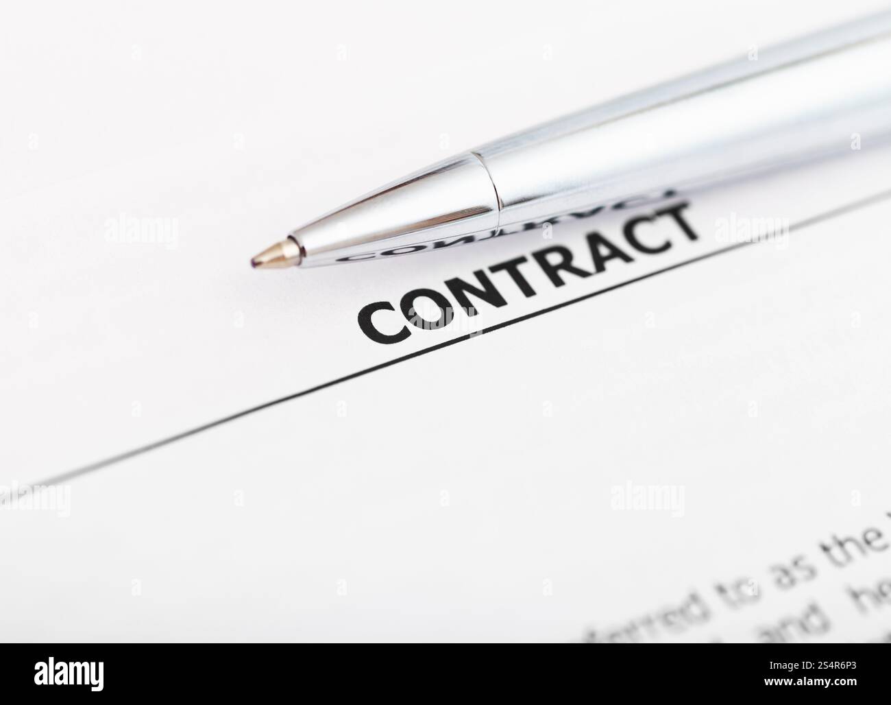 Contratto di vendita e la penna di argento close up Foto Stock