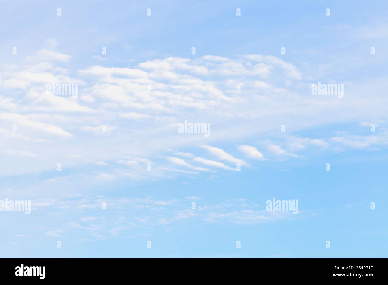 Cirrus bianco delle nuvole in cielo blu in inverno freddo giorno Foto Stock