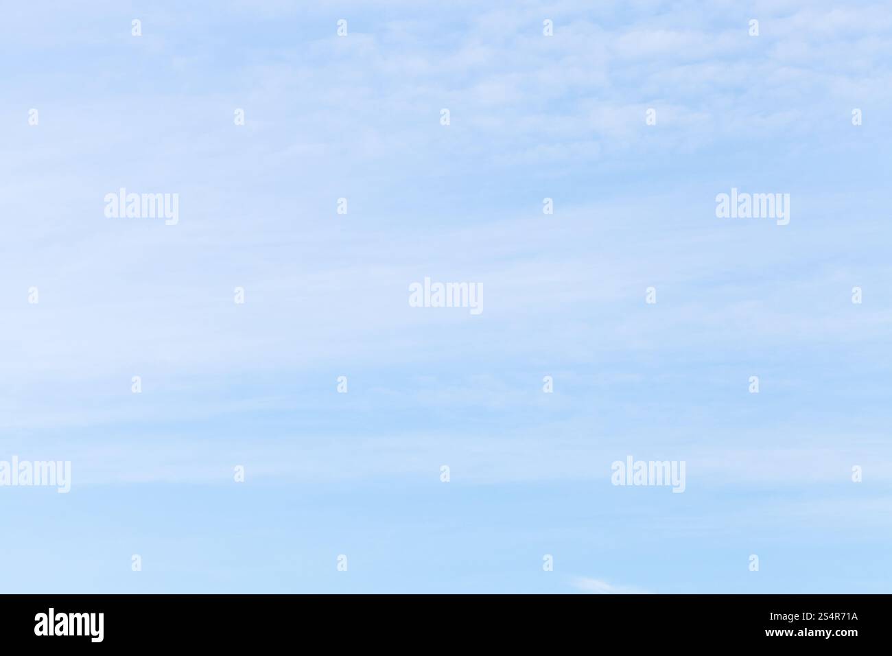 Luce bianco delle nuvole in cielo blu in inverno freddo giorno Foto Stock