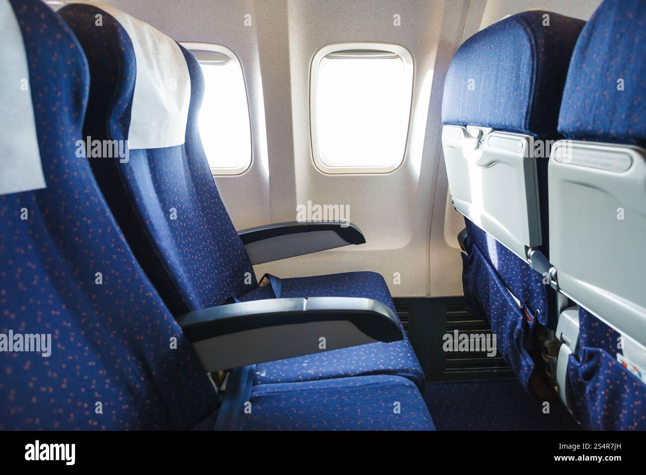 sedili in tessuto nella sezione economy class di un aereo moderno Foto Stock