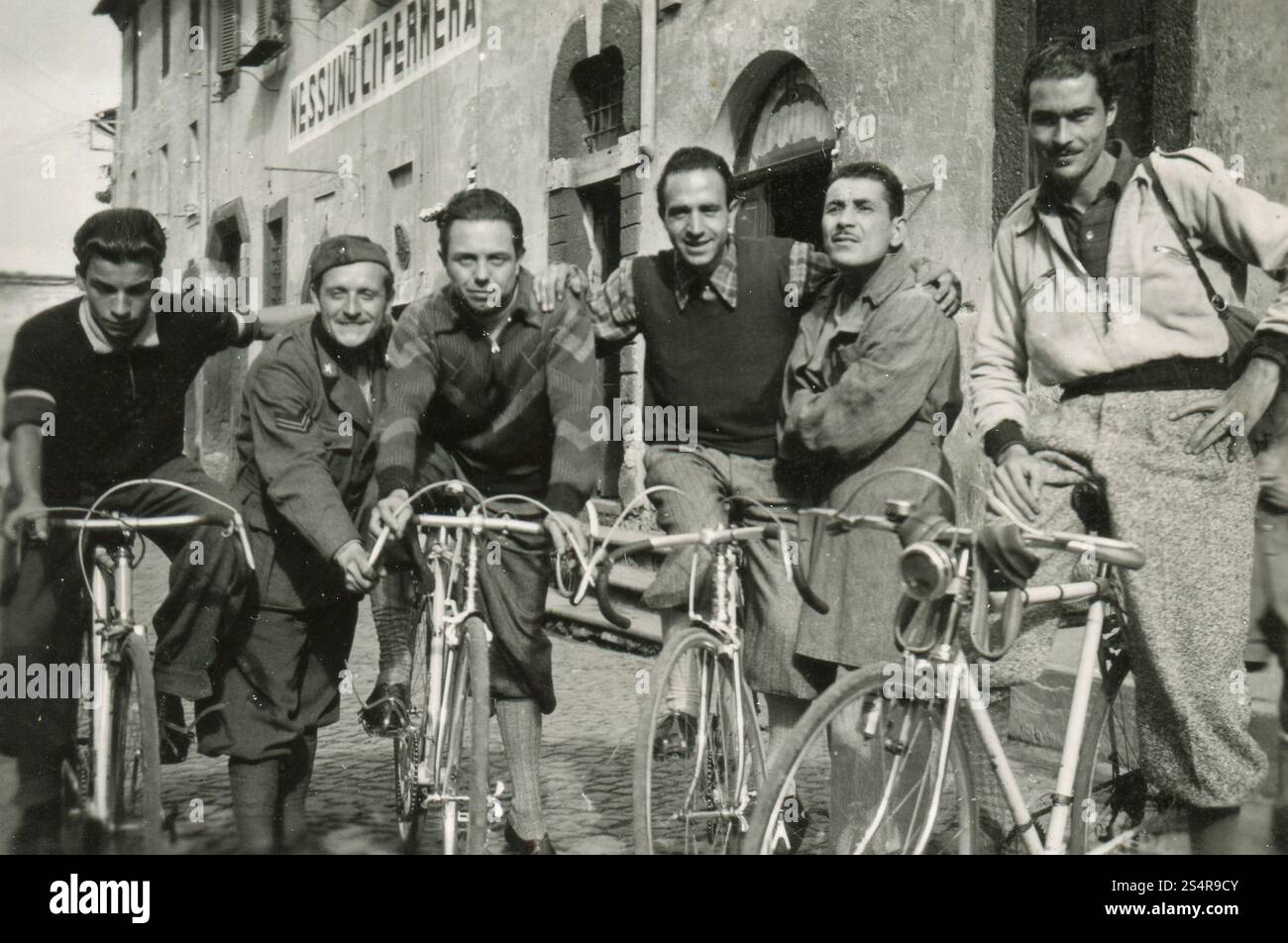 Gruppo di amici con le moto, Italia anni '1930 Foto Stock