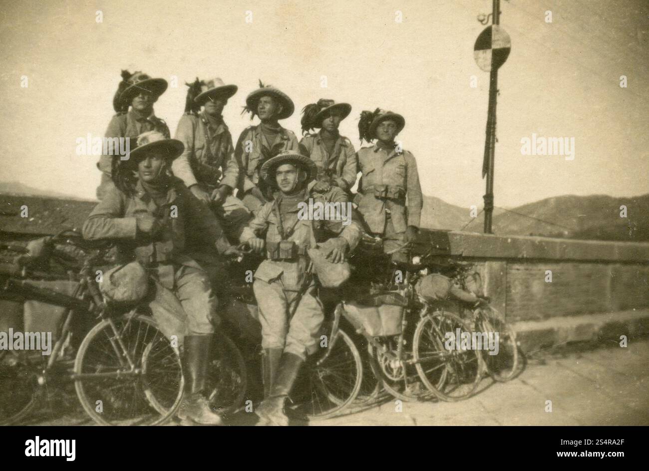Gruppo di soldati cecchini italiani con le biciclette, anni '1910 Foto Stock