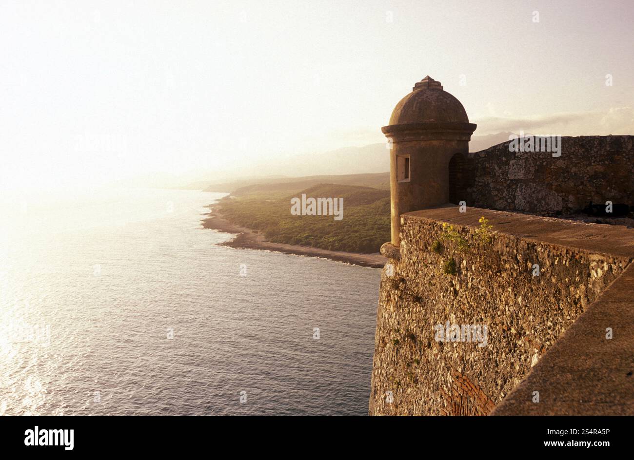 Il Castillo de San Pedro del Mora nel centro della città di Santiago de Cuba a Cuba nel mare dei caraibi. AMERICA CUBA SANTIAGO DI CUBA Foto Stock