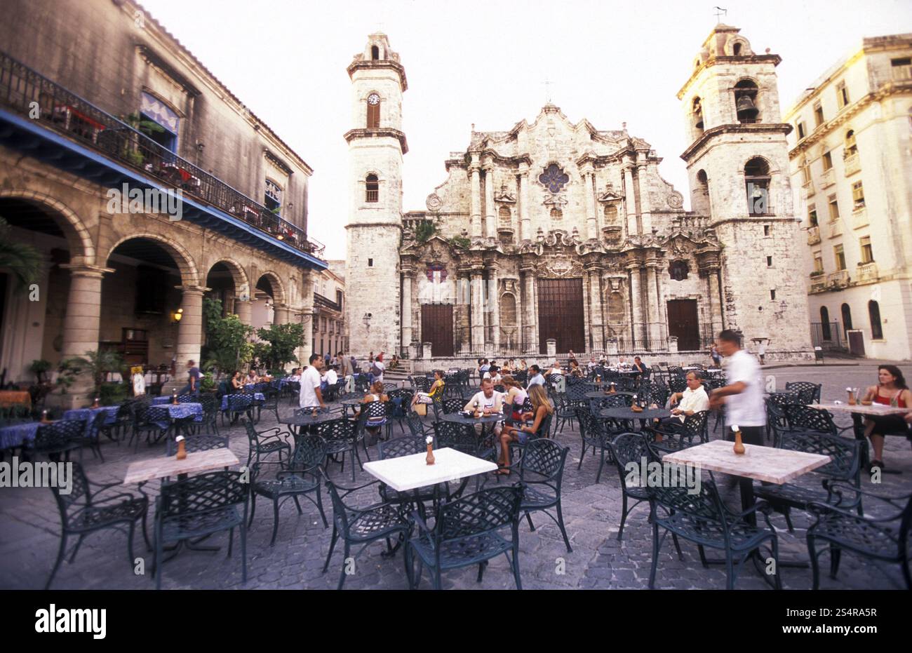 Plaza de la Catedral nella città vecchia di Havana, a Cuba, nel mare dei caraibi. AMERICA CUBA L'AVANA Foto Stock