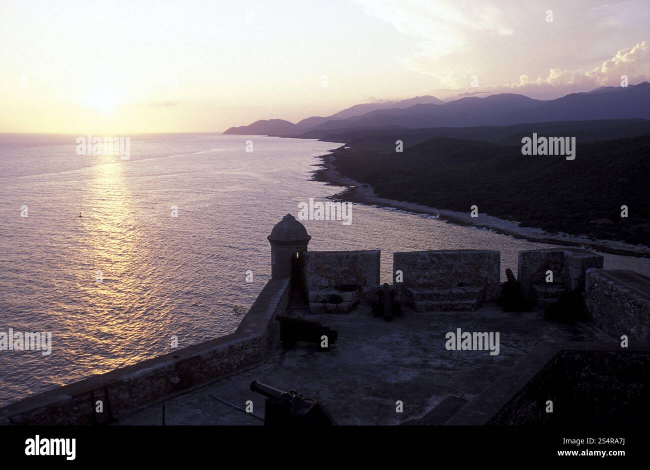 Il Castillo de San Pedro del Mora nel centro della città di Santiago de Cuba a Cuba nel mare dei caraibi. AMERICA CUBA SANTIAGO DI CUBA Foto Stock