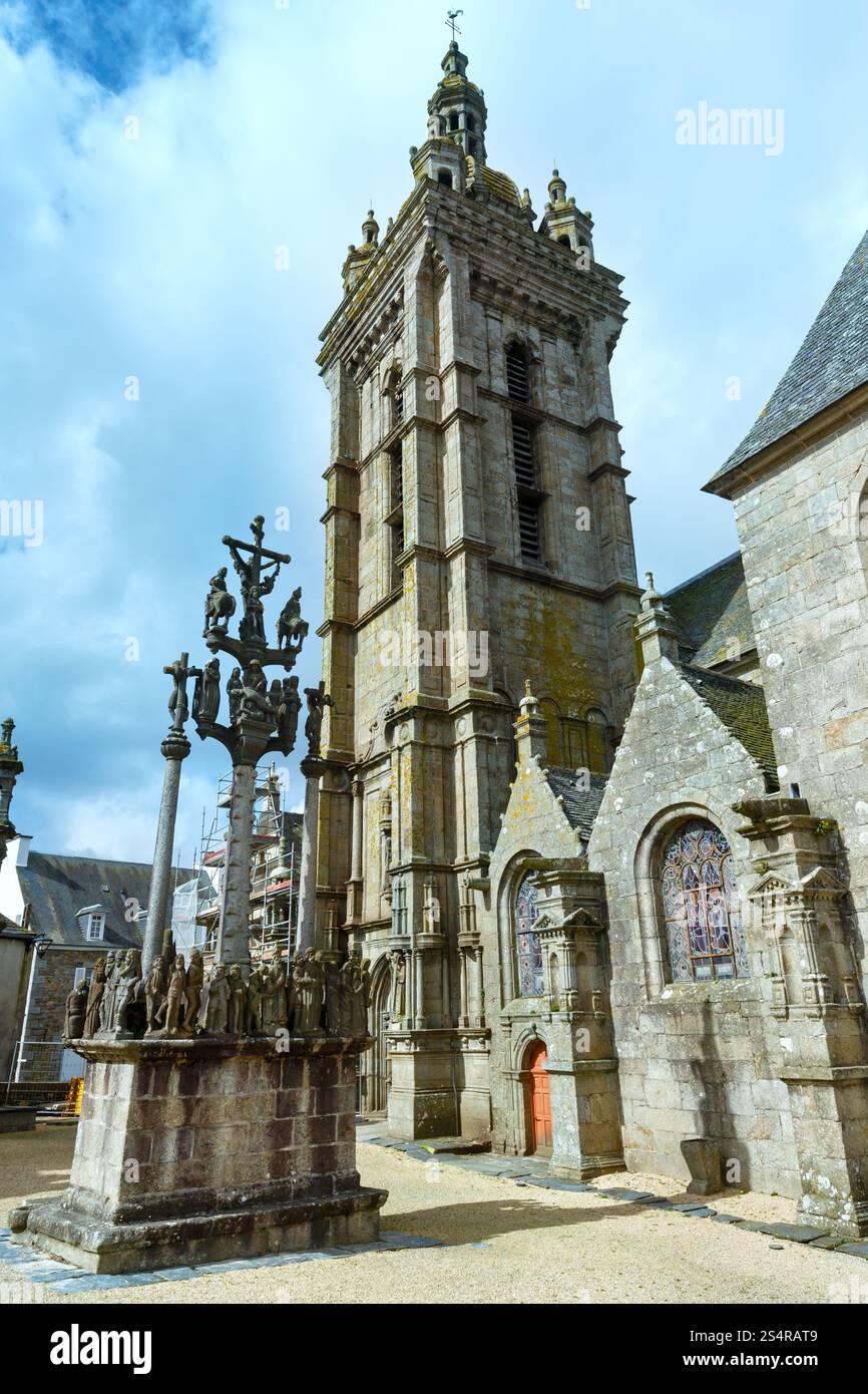 La parrocchia di Saint-Thegonnec. Dating 16-17 secolo. Brittany, Francia. Vista a molla. Foto Stock