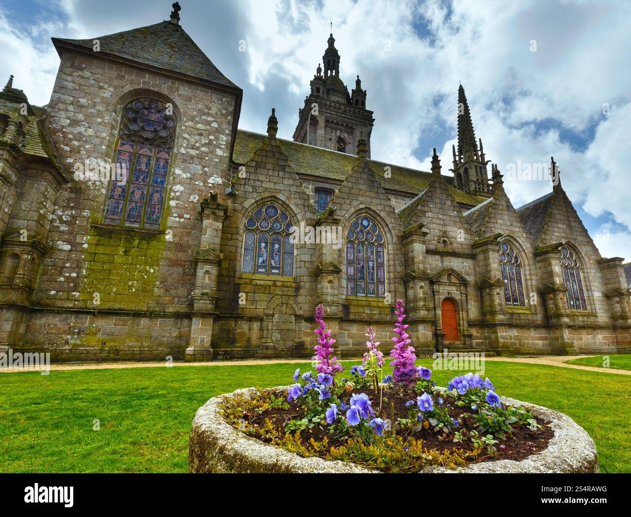 La parrocchia di Saint-Thegonnec. Dating 16-17 secolo. Brittany, Francia. Vista a molla. Foto Stock