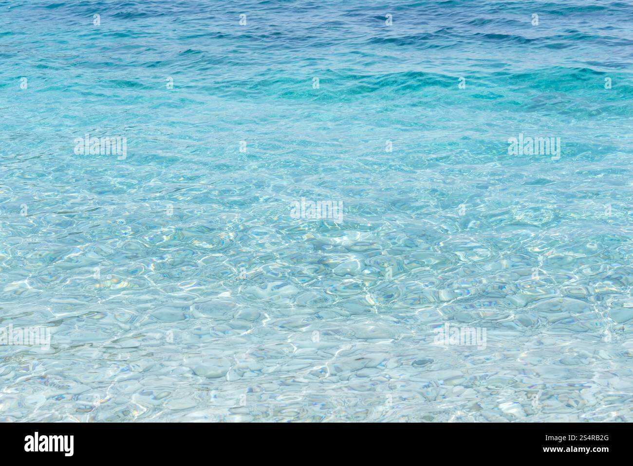 Acqua di mare superficie con luce solare (natura sfondo) Foto Stock