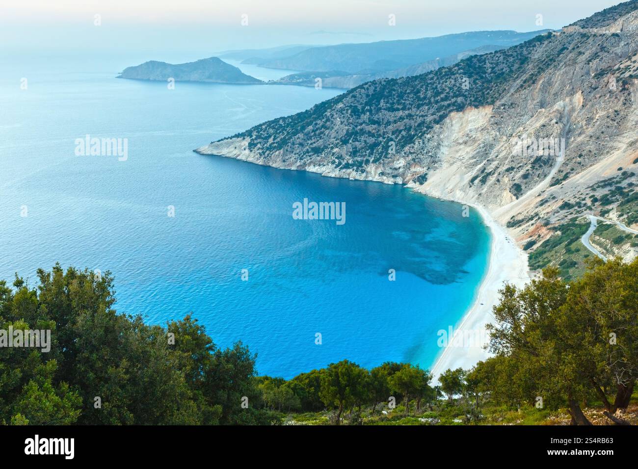 Serata estiva paesaggio litorale (spiaggia di Myrtos, Cefalonia, Grecia). Foto Stock
