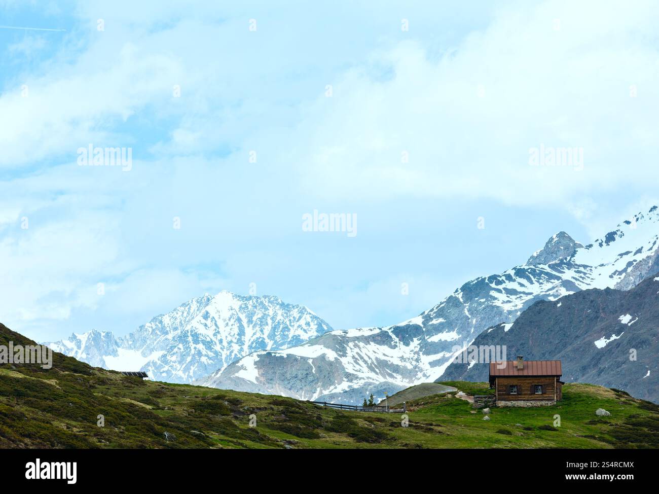 Piccola casa in legno in estate montagna delle Alpi (Austria). Foto Stock