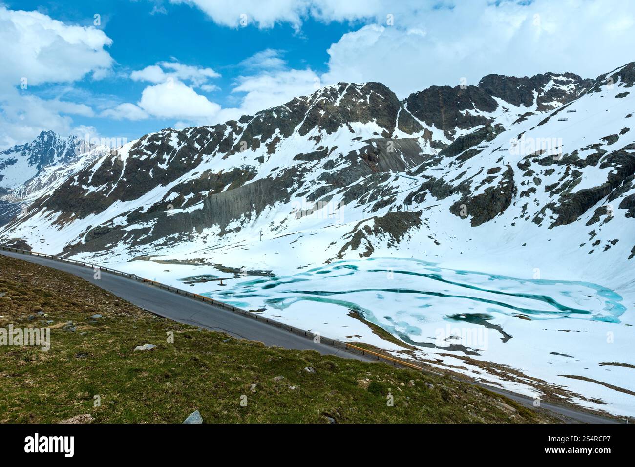 Strada in estate montagna delle Alpi e lago ghiacciato (Austria). Foto Stock