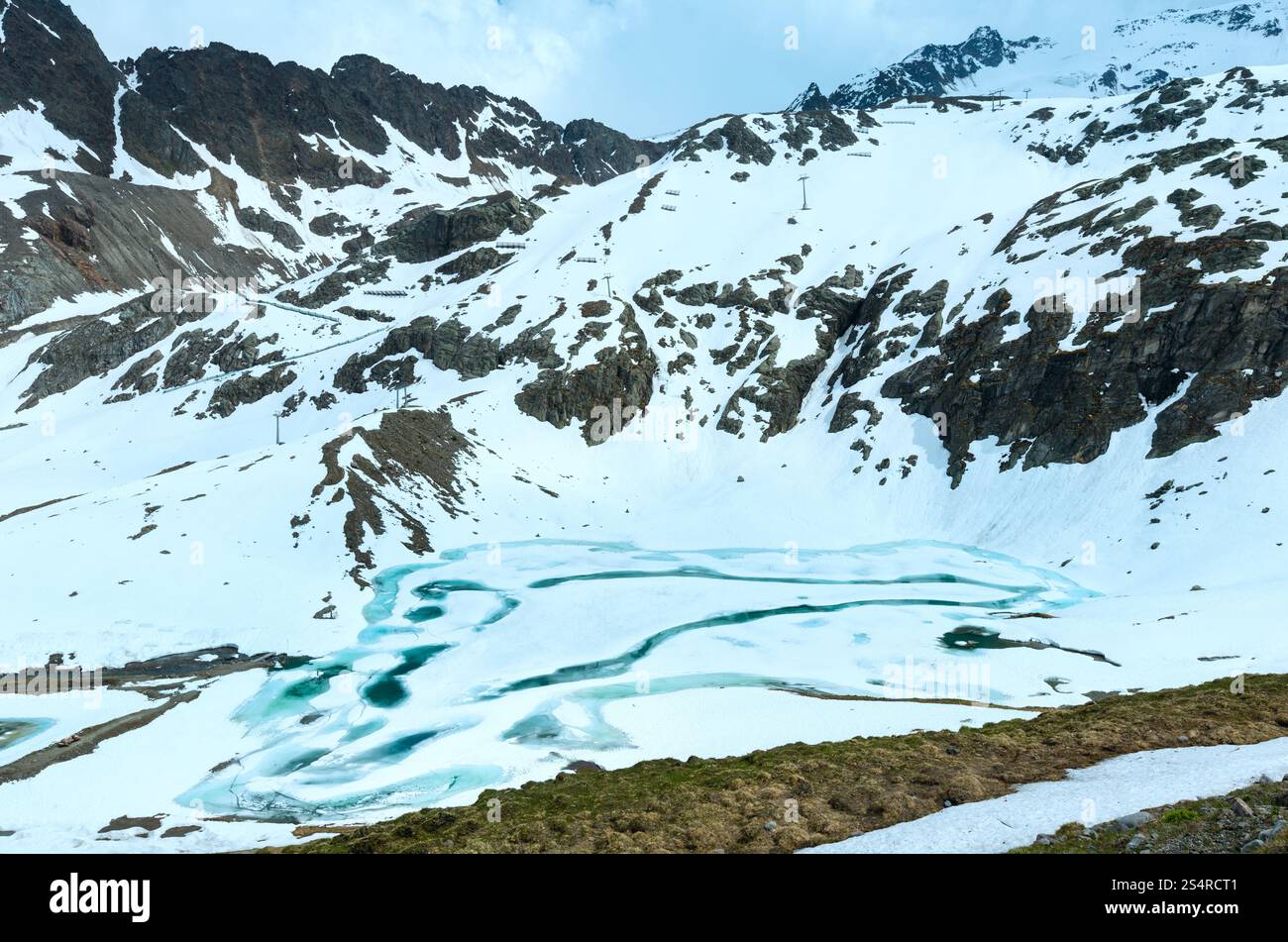 Lago ghiacciato in estate montagna delle Alpi (Austria). Foto Stock