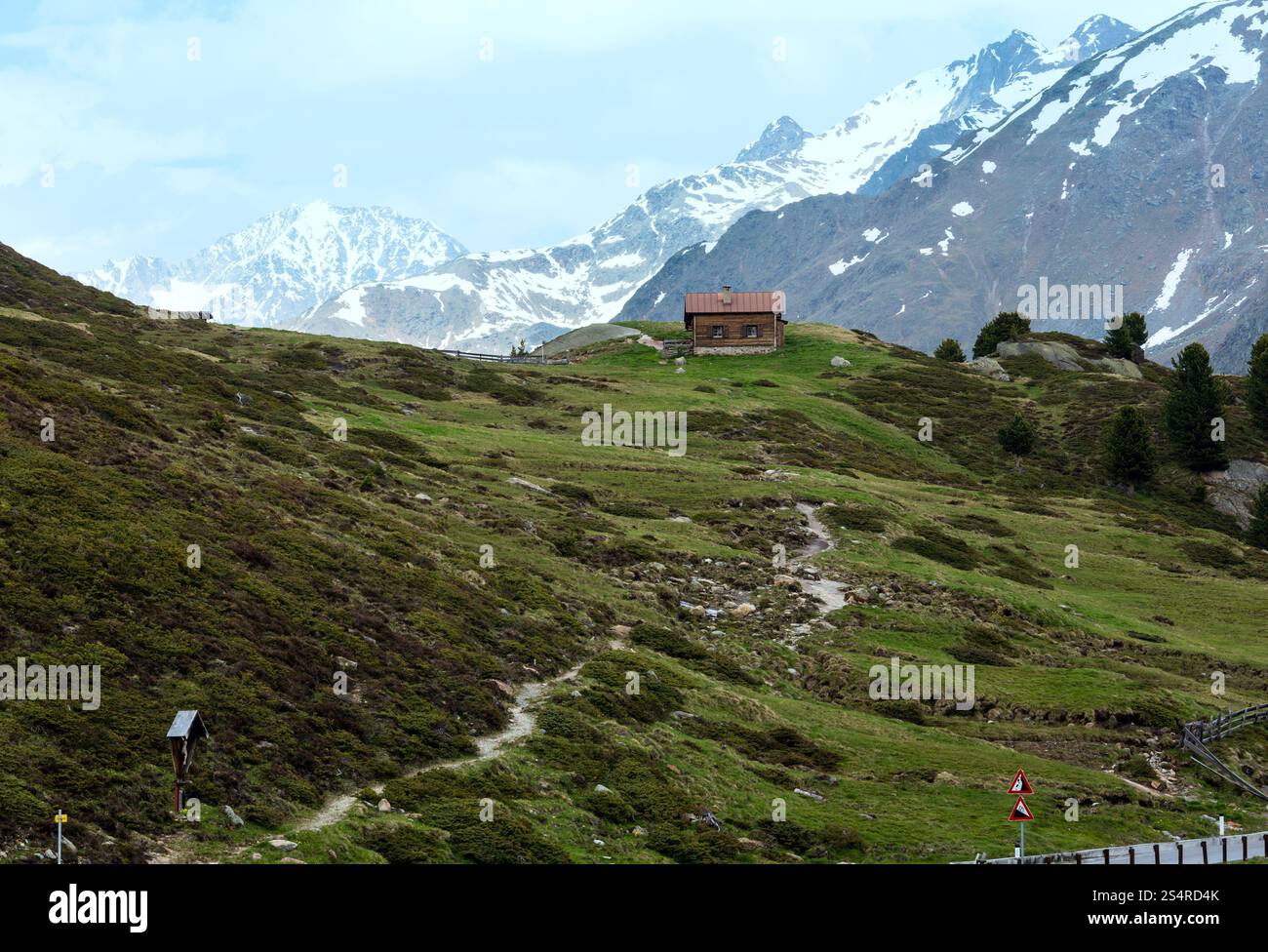 Piccola casa in legno in estate montagna delle Alpi (Austria). Foto Stock