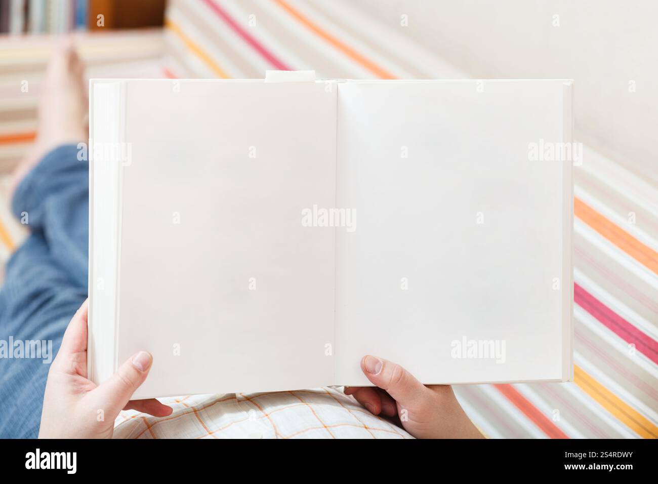 L'uomo leggere il libro con le pagine vuote in salotto Foto Stock