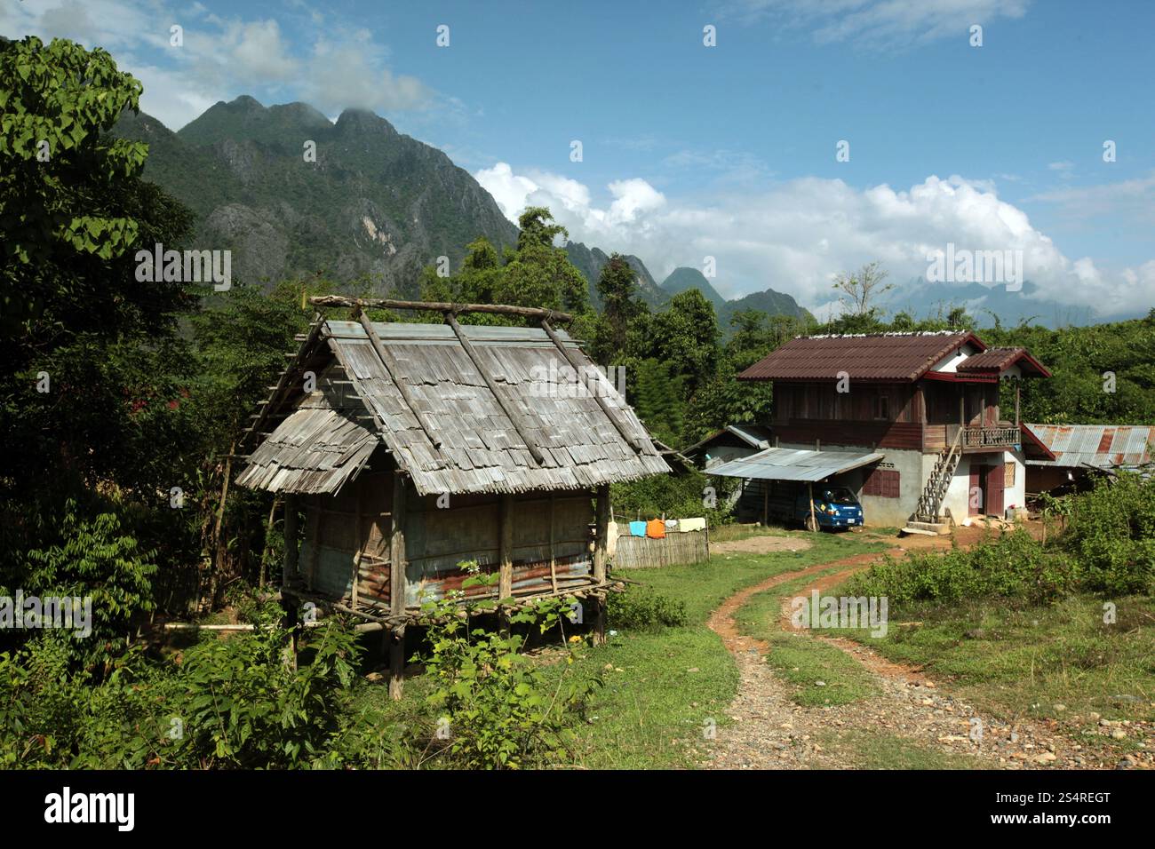 Un villaggio di contadini vicino al villaggio di Kasi sulla strada nazionale 13 sulla strada statale 13, sulla strada che va da Vang Vieng a Luang Prabang in Lao nel sud-est asiatico. ASIA LAO VANG Foto Stock
