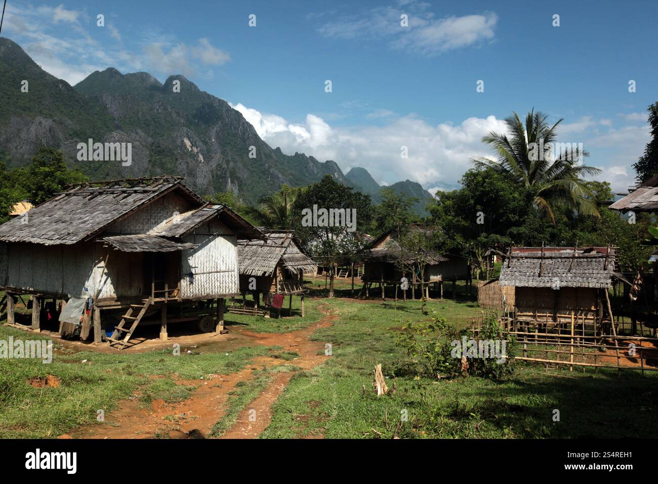 Un villaggio di contadini vicino al villaggio di Kasi sulla strada nazionale 13 sulla strada statale 13, sulla strada che va da Vang Vieng a Luang Prabang in Lao nel sud-est asiatico. ASIA LAO VANG Foto Stock