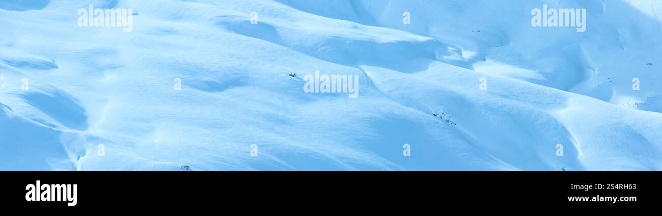 Piccola casa in legno sulla montagna invernale di pendenza. Panorama. Foto Stock