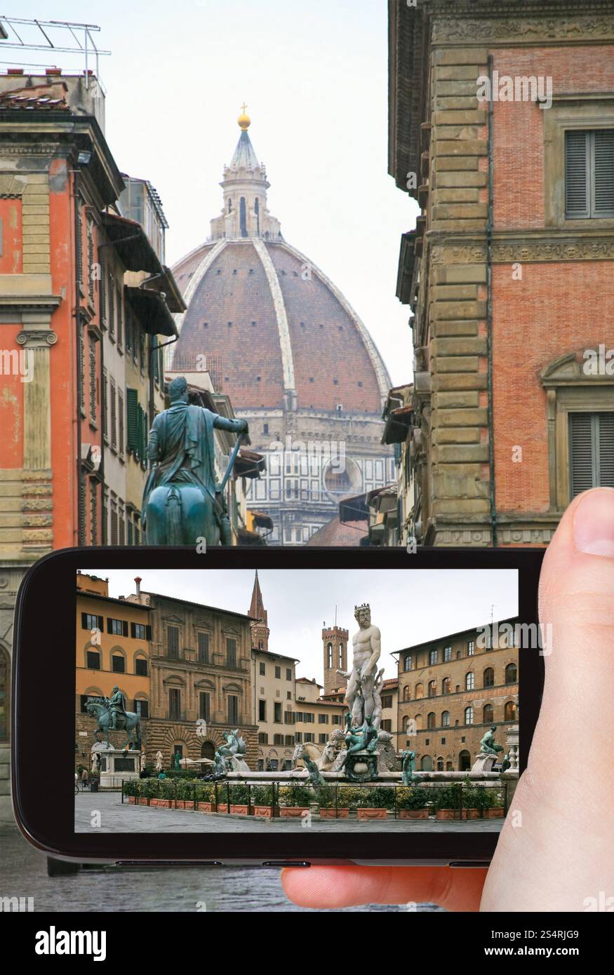 Concetto di viaggio - turistica prendendo foto di Piazza della Signoria a Firenze il gadget mobile, Italia Foto Stock