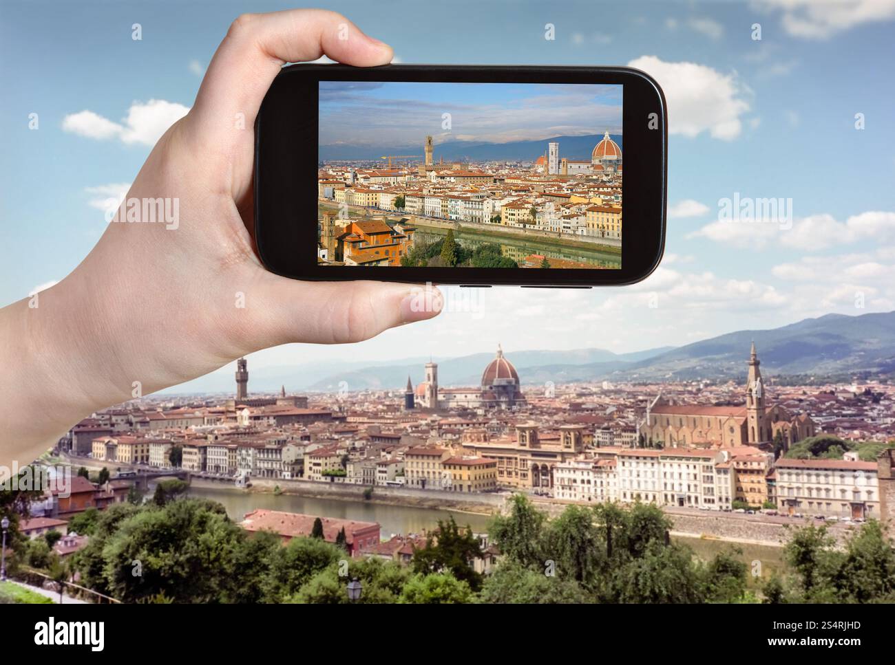 Concetto di viaggio - turistica prendendo foto di tetti di Firenze sul cellulare gadget, Italia Foto Stock