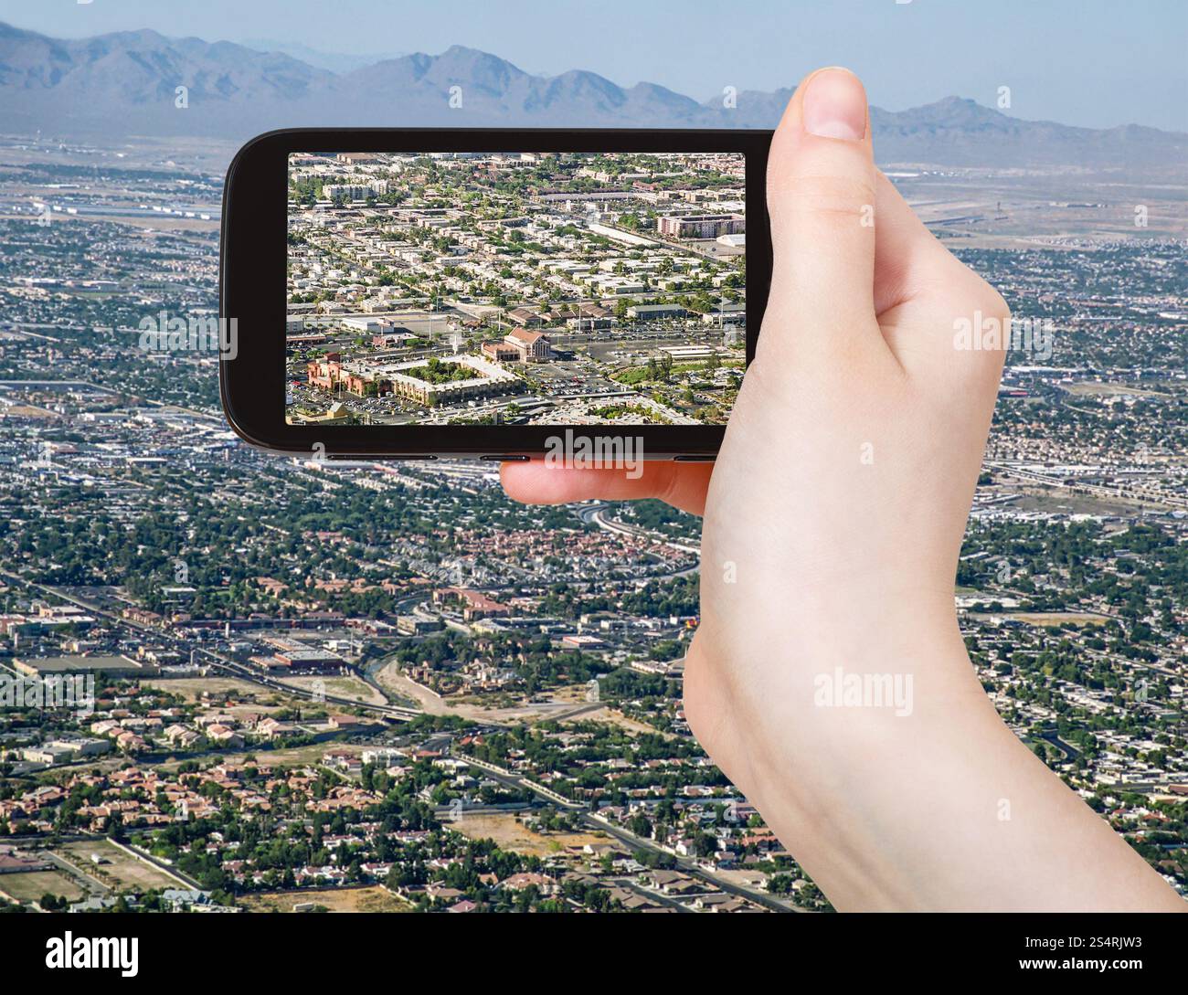 Concetto di viaggio - turistica prendendo foto della zona residenziale di Las Vegas il gadget mobile, STATI UNITI D'AMERICA Foto Stock