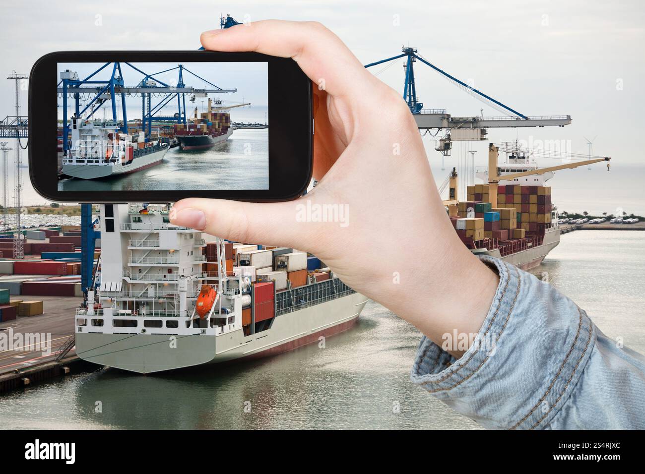 Concetto di viaggio - turistica prendendo foto di Copenhagen cargo seaport sul gadget mobile di sunrise Foto Stock