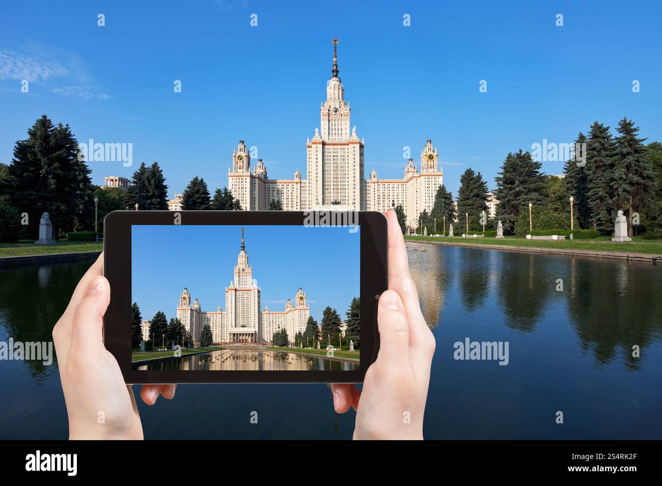 Concetto di viaggio - il turista scatta foto all'Università statale di Mosca Lomonosov e allo stagno delle fontane in estate su gadget mobile, Russia Foto Stock