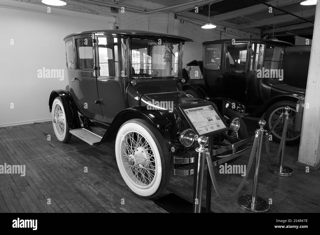 1916 Detroit Electric car in mostra al Ford Piquette Avenue Plant Museum di Detroit Michigan USA Foto Stock