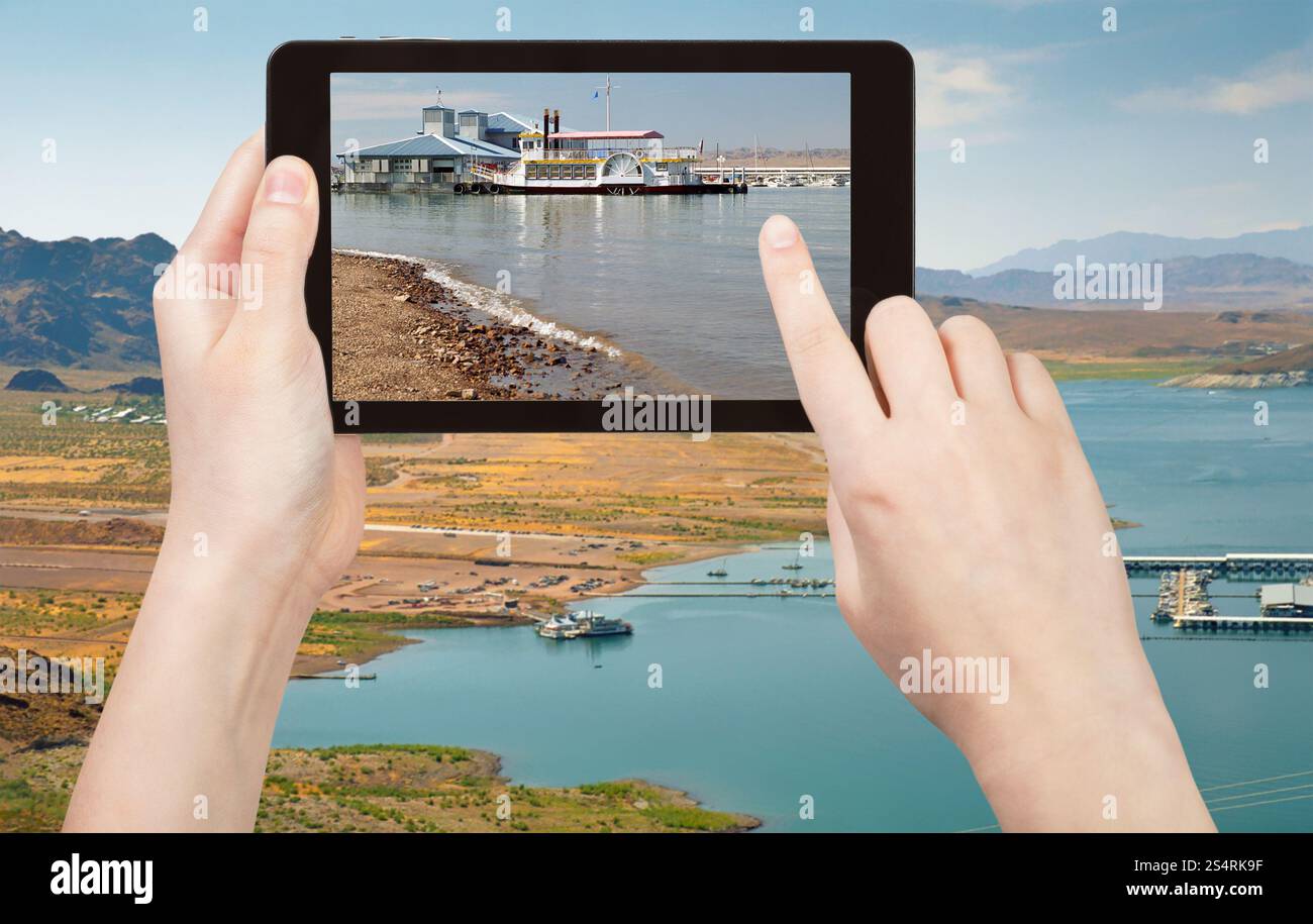 Concetto di viaggio - turistica prendendo foto della zona ricreativa sul Lago Mead sul gadget mobile, Nevada, STATI UNITI D'AMERICA Foto Stock