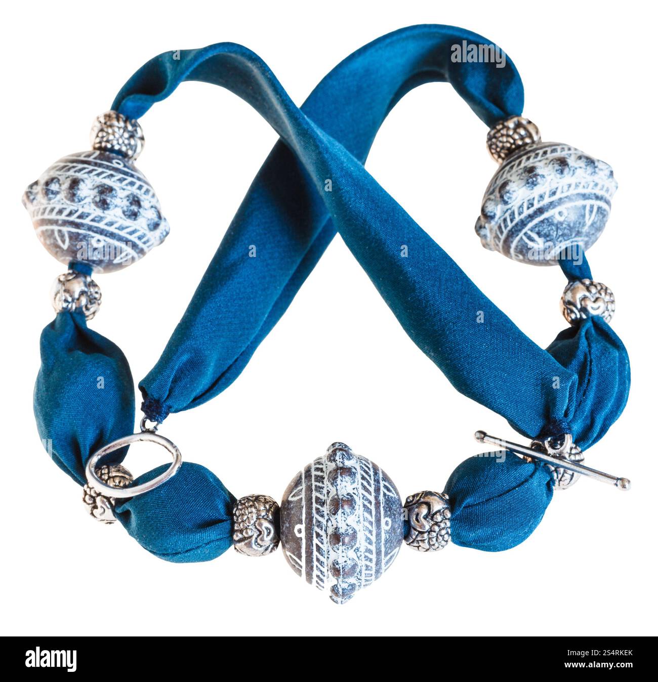 Collana dal blu Seta e sfere in ottone isolato su sfondo bianco Foto Stock
