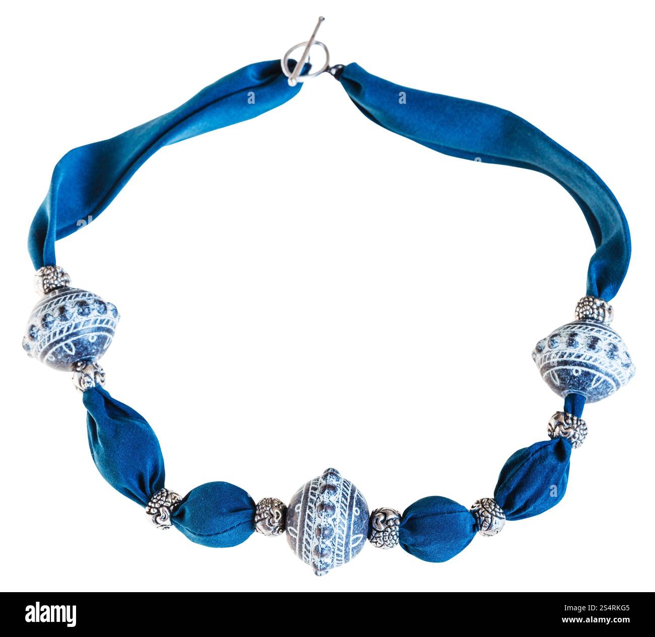 Girocollo perle dal blu Seta e sfere di metallo isolato su sfondo bianco Foto Stock