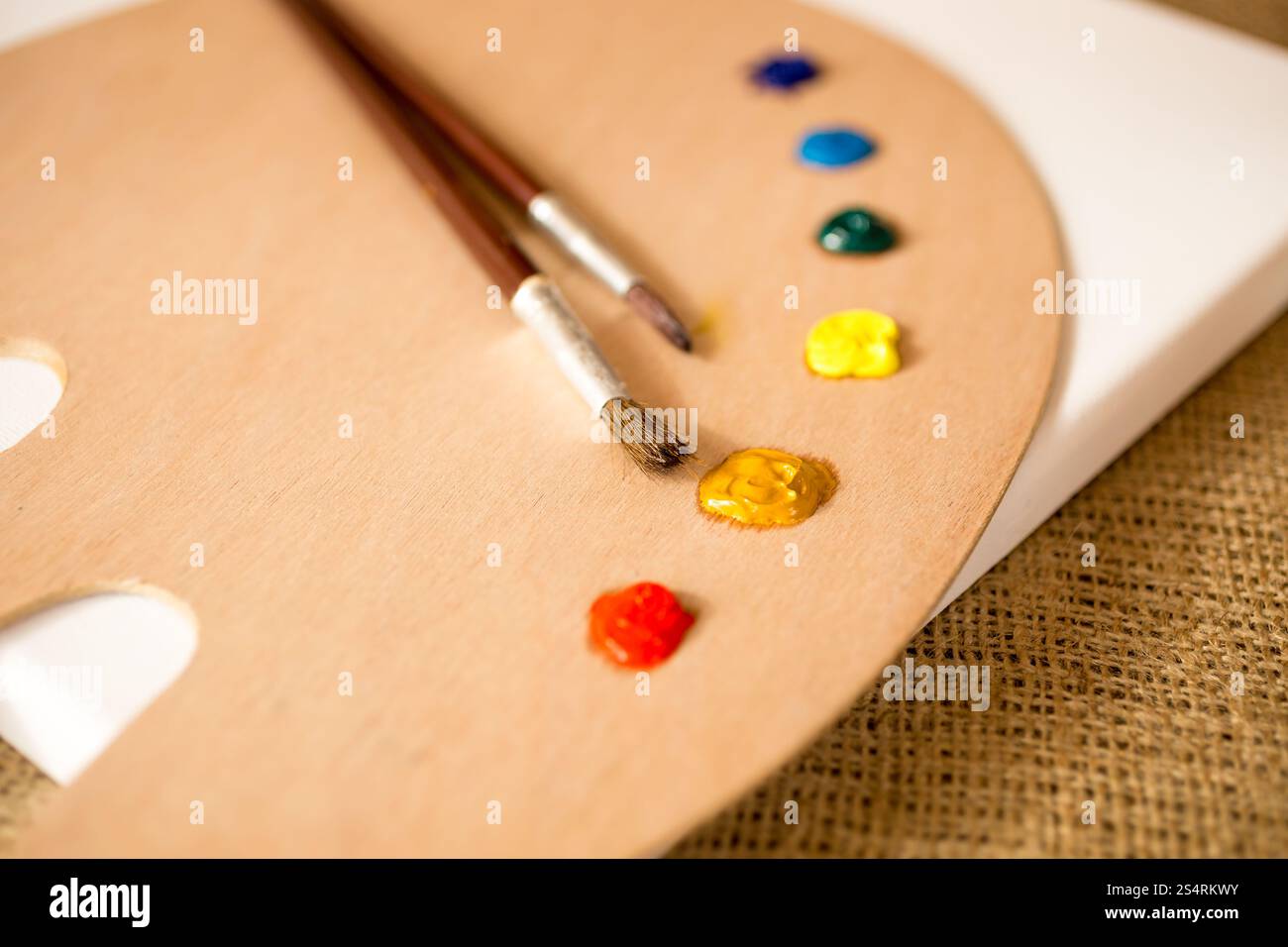 Primo piano del pallet di legno, pennelli e pittura a olio blobs Foto Stock