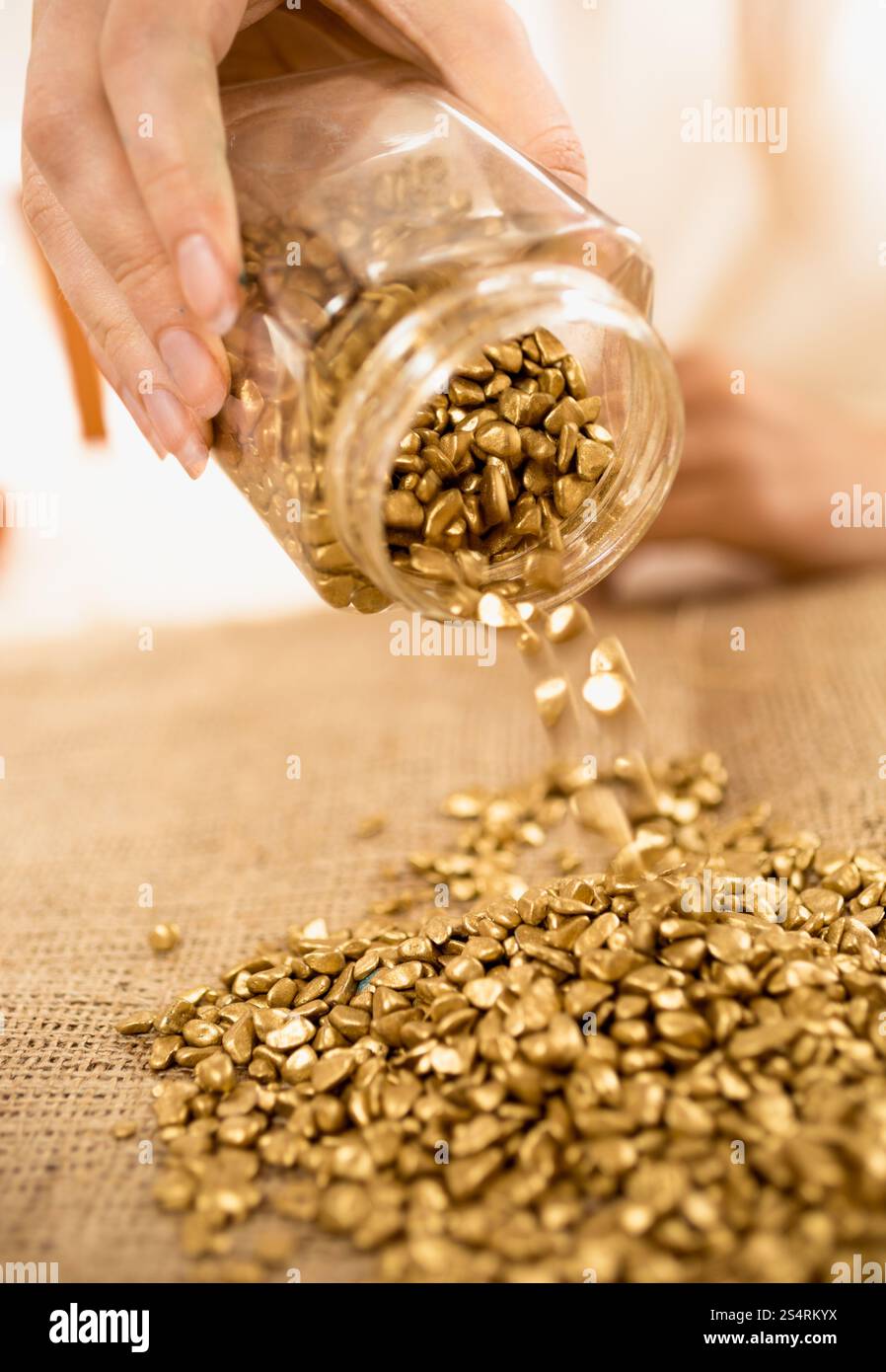 Primo piano della donna azienda bullion pieno di pepite d'oro Foto Stock