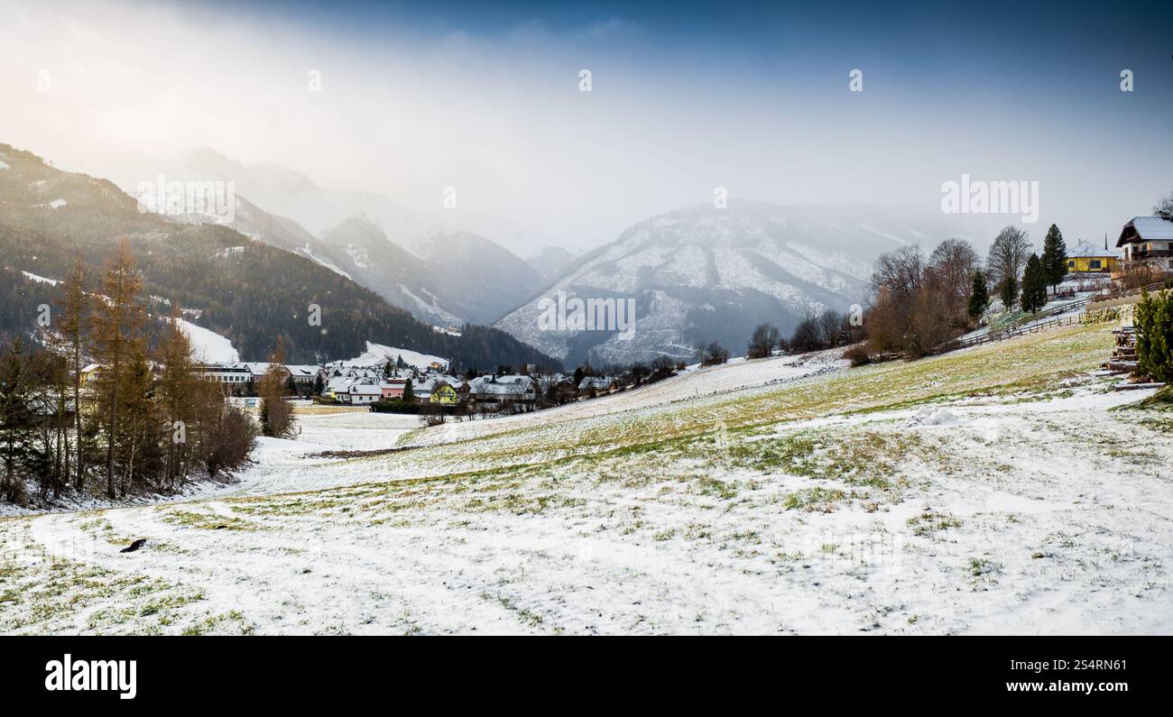 Bellissimo paesaggio di prati di altopiano coperto di neve a Alpi austriache Foto Stock
