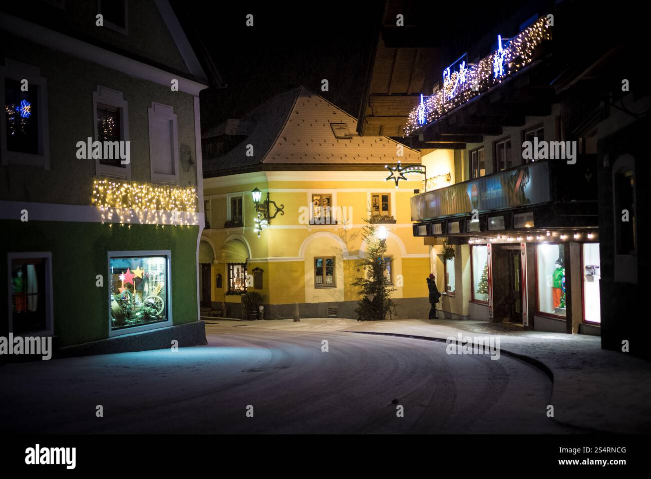 Bellissima vista della vecchia strada stretta nel cite austriaco di notte Foto Stock