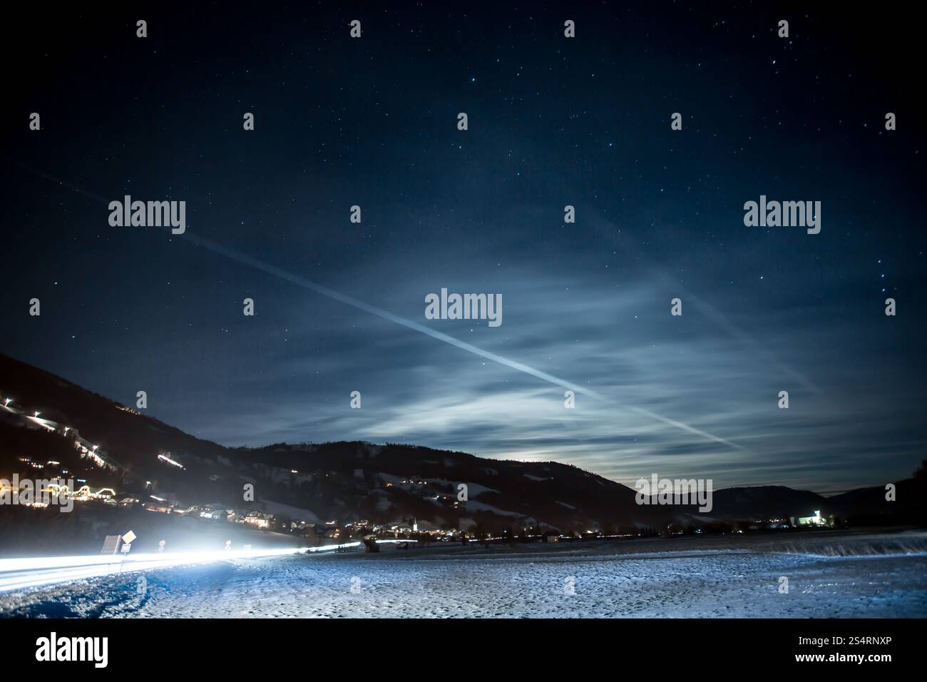 Bellissimo paesaggio delle alte Alpi austriache coperte da neve a notte stellata Foto Stock