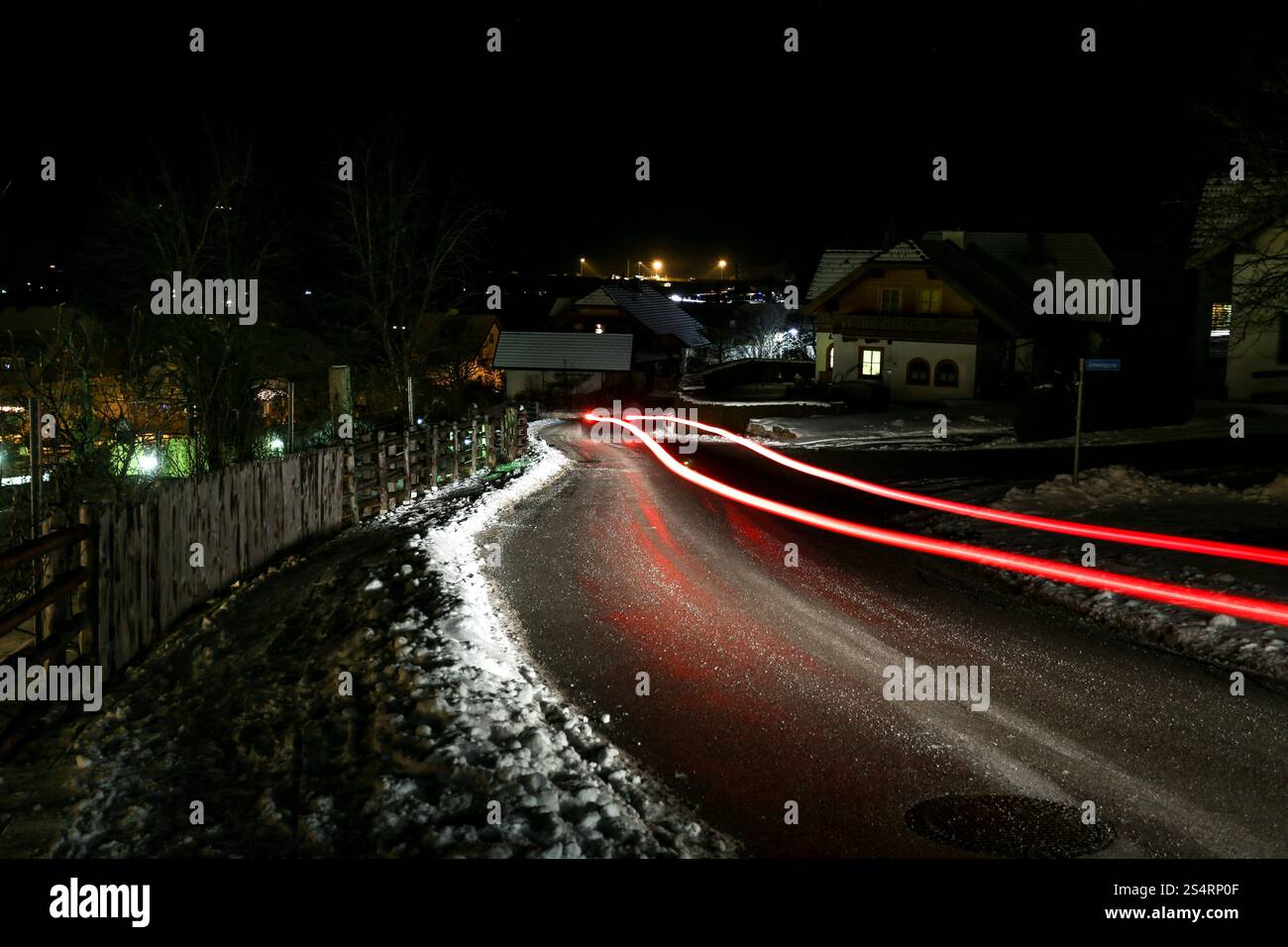 Rosso lungo e la luce bianca sentieri di vetture alla vecchia città austriaca Foto Stock