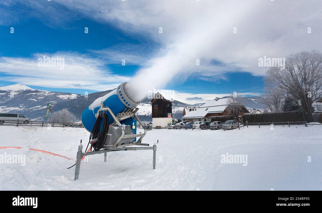 Rendendo la neve artificiale sulla stazione sciistica a freddo giorno nelle Alpi Foto Stock