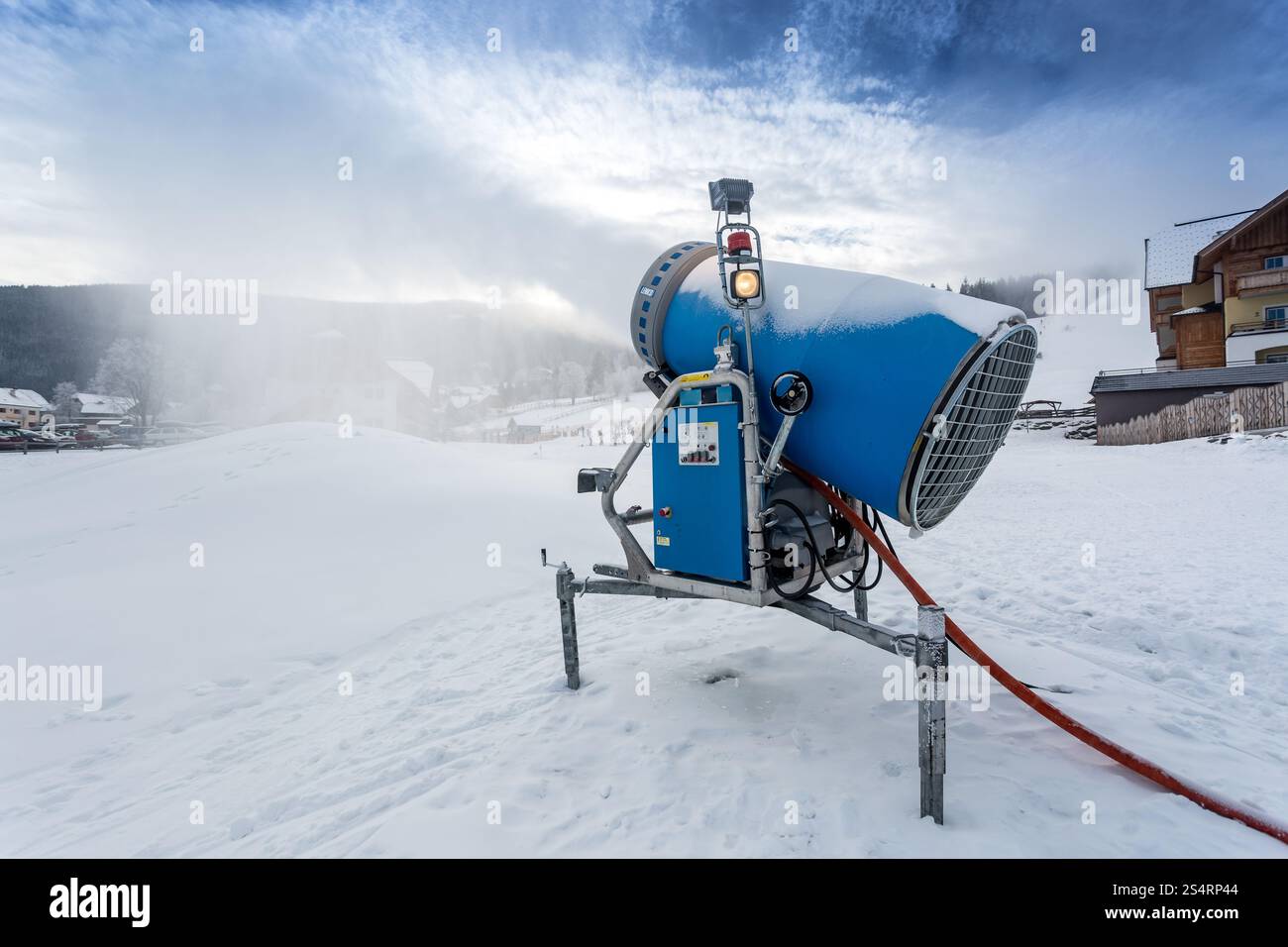 Blu Bug neve pistola facendo neve artificiale a freddo giorno Foto Stock