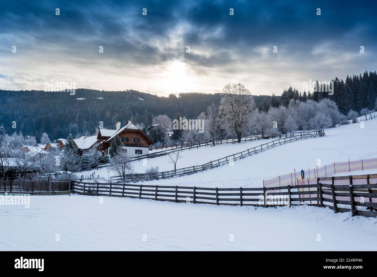 Splendido paesaggio della città alpina di montagne coperte di neve Foto Stock