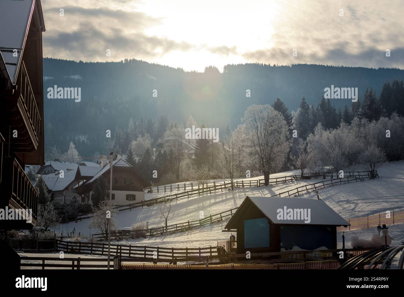 Bel tramonto su highland villaggio alpino coperto di neve Foto Stock