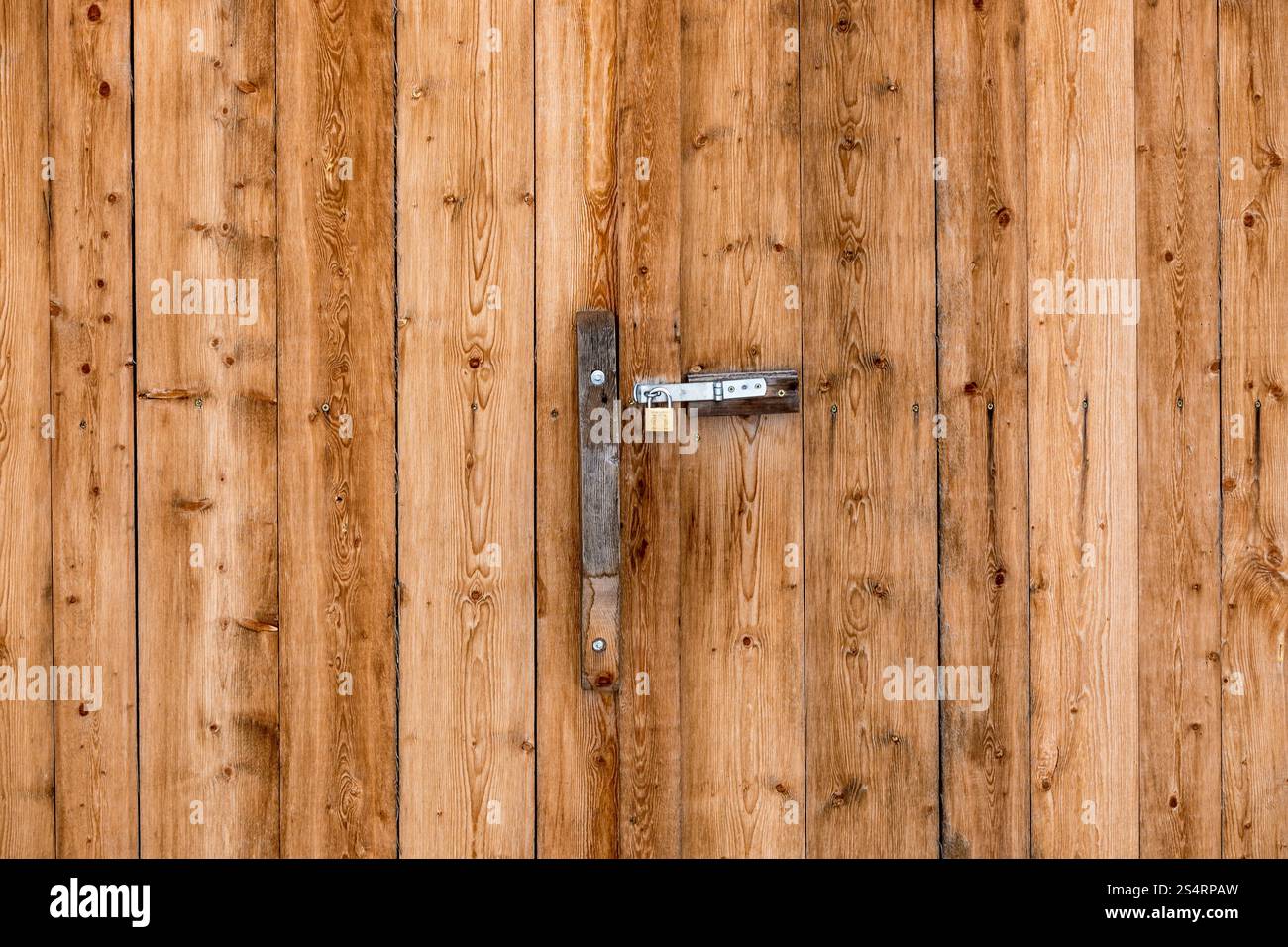 Primo piano della porta di metallo maniglia sulla grande porta di legno Foto Stock