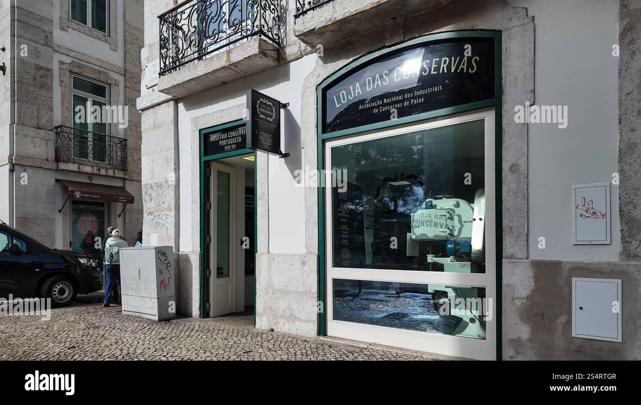 Loja das Conservas a Lisbona, Portogallo, offre una varietà di prodotti ittici in scatola Foto Stock