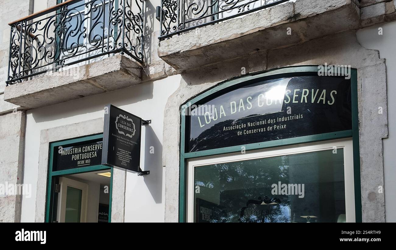 Loja das Conservas a Lisbona, Portogallo, offre una varietà di prodotti ittici in scatola Foto Stock