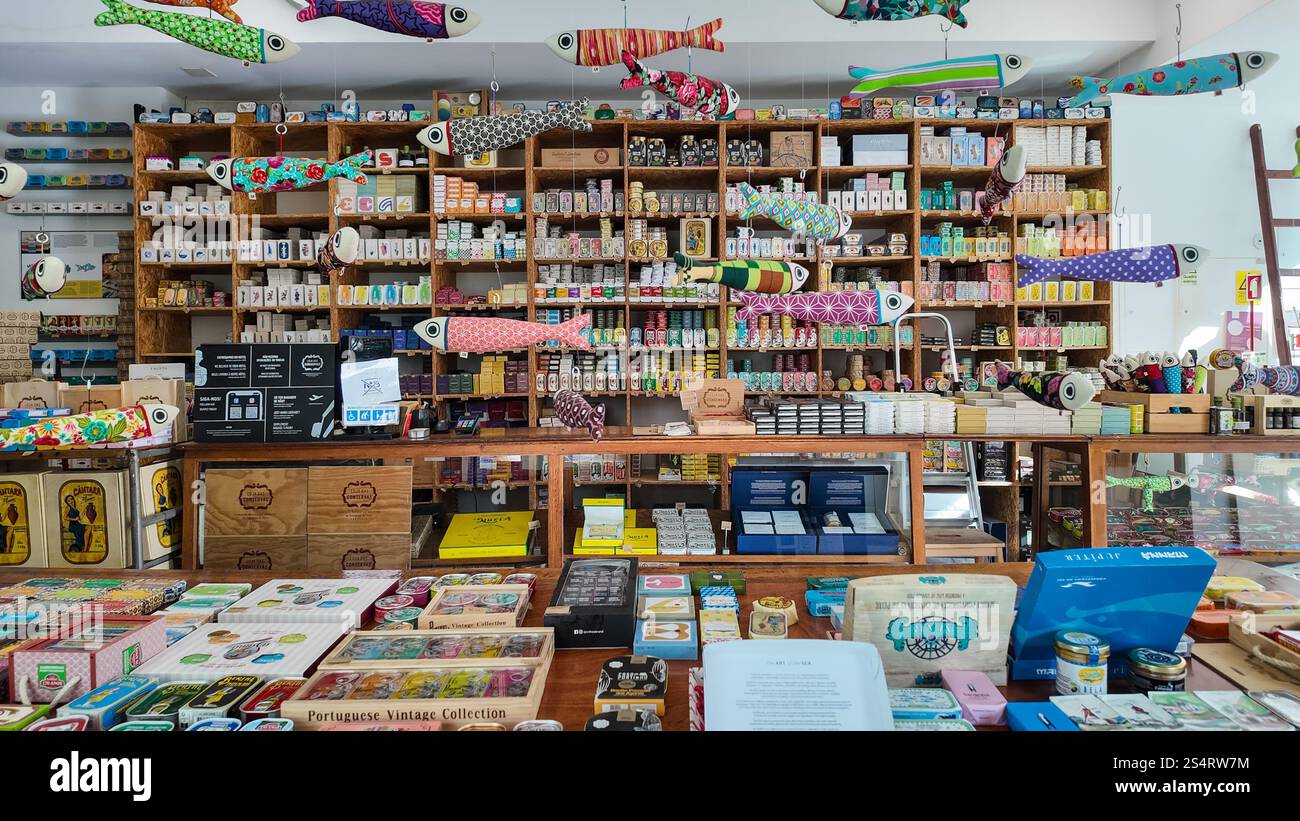 Loja das Conservas a Lisbona, Portogallo, offre una varietà di prodotti ittici in scatola Foto Stock